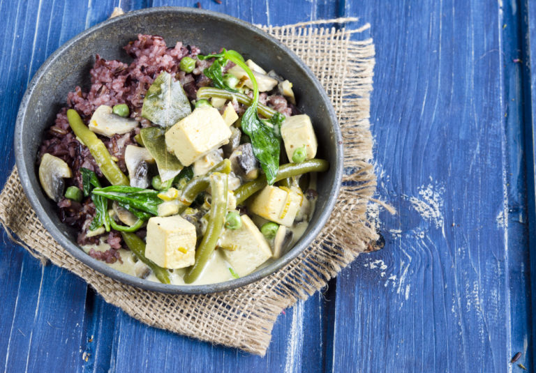 Zeleninové kari s tofu, zelenými fazolkami a špenátem - jak zhubnout v menopauze