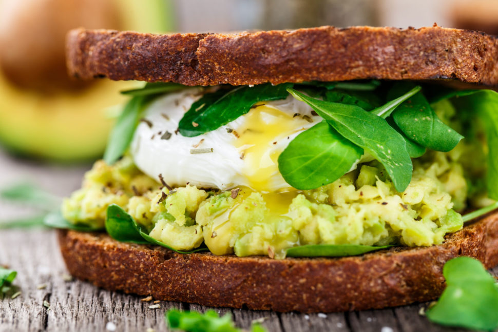 Žitný sendvič s avokádem a pošírovaným vejcem podle Metabolci balance®