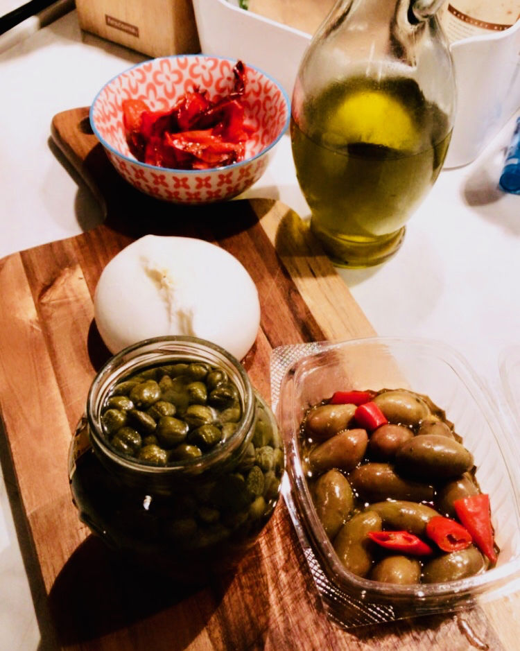 Burrata, olivy, kapary, papriky, rajčata - Jak zhubnout v menopauze