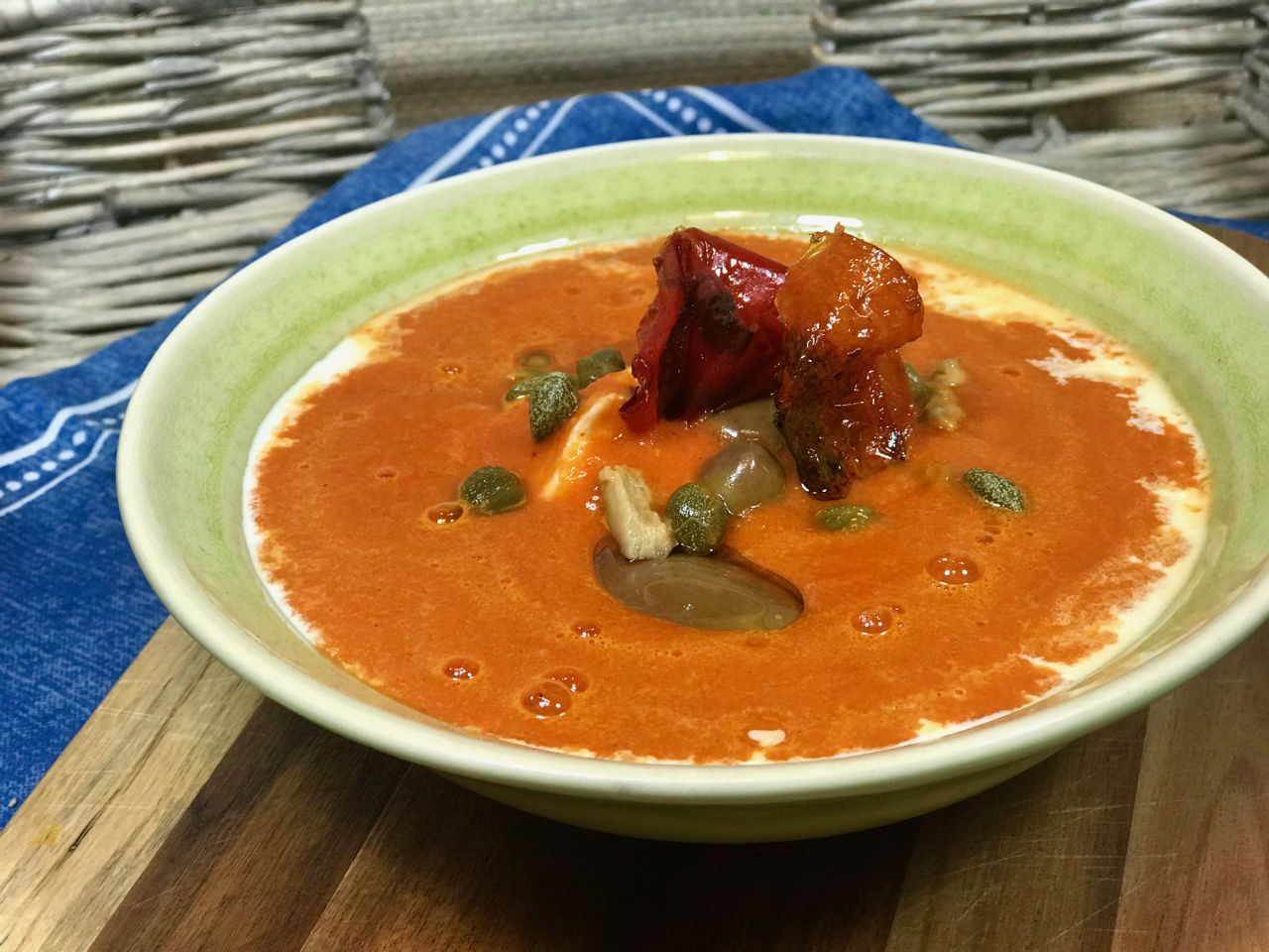Rajčatová polévka s pečenými paprikami, olivami a kapary - Jak zhubnout v menopauze