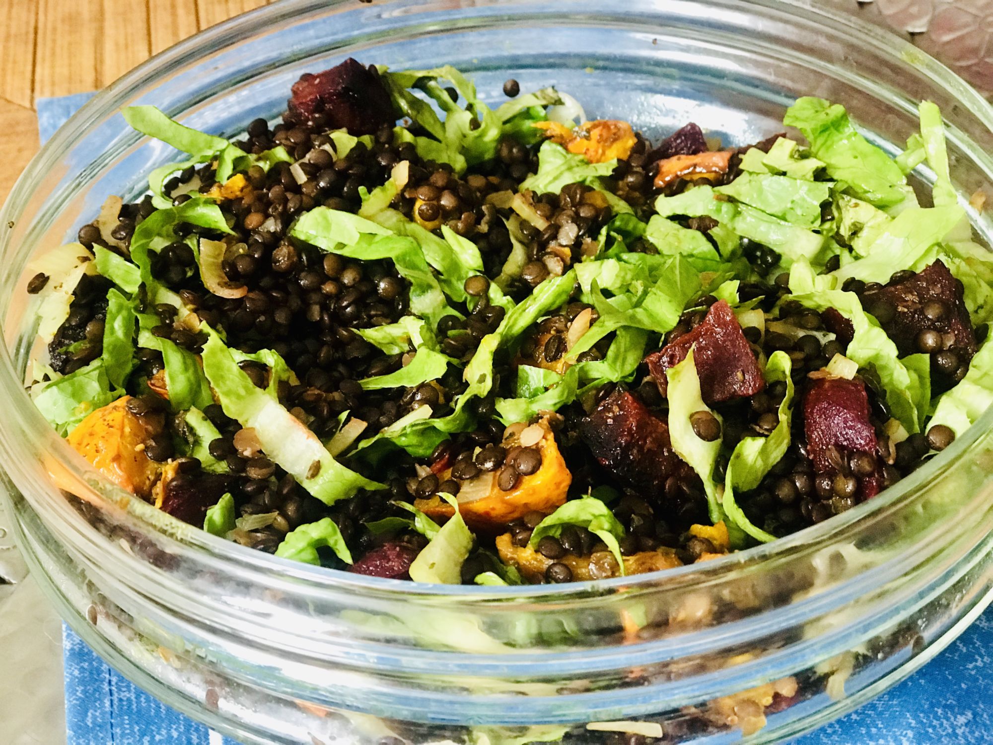Teplý čočkový salát s pečenou zeleninou - jak zhubnout v menopauze